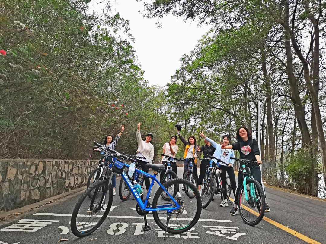 中午聚餐之后,大家就来到红花湖景区开始了18公里的自行车旅途.